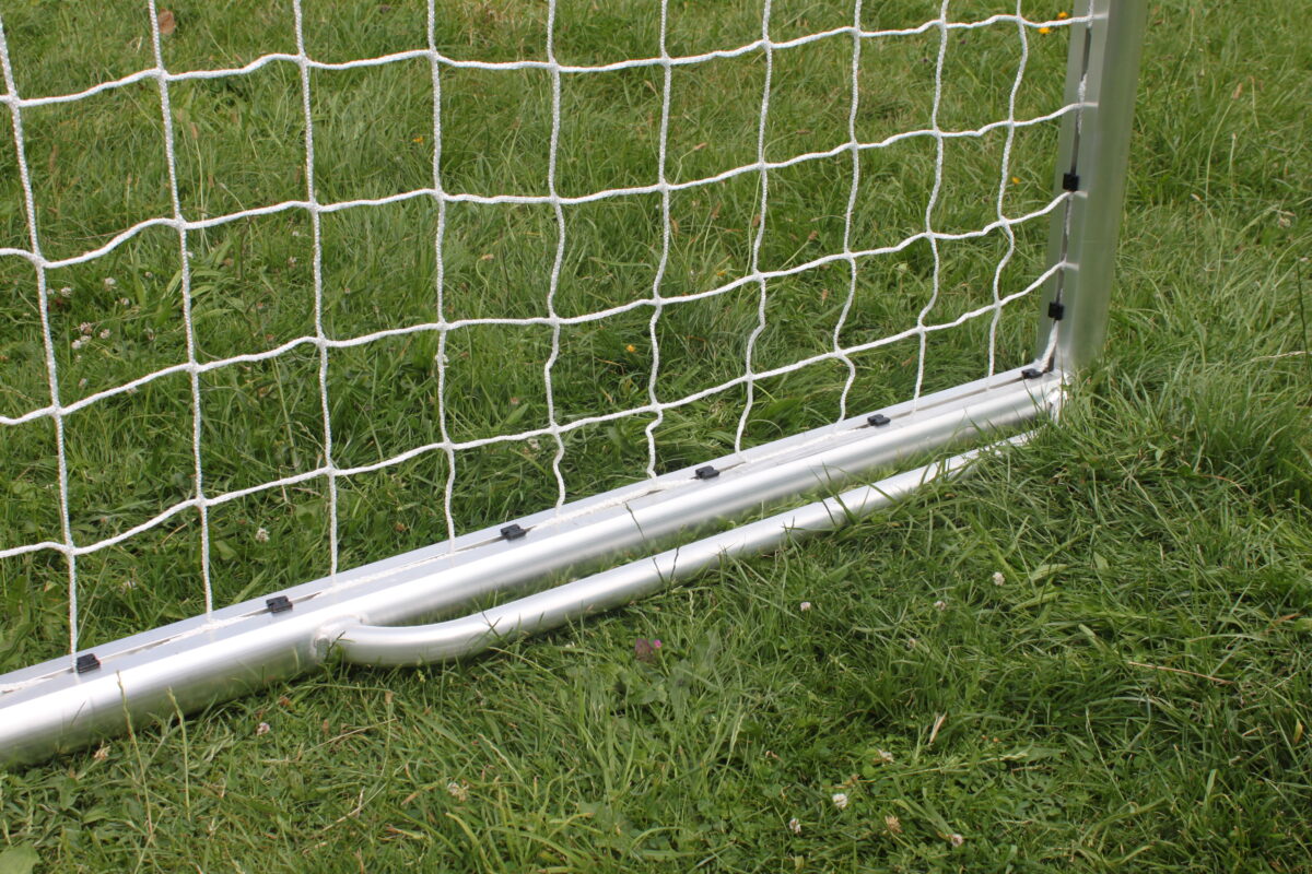 Voetbaldoel kopen? Zo herkent u de kwaliteit van een professioneel voetbaldoel 6 Detail van de aluminium draagbeugel van het Pupillen voetbaldoel JVD150